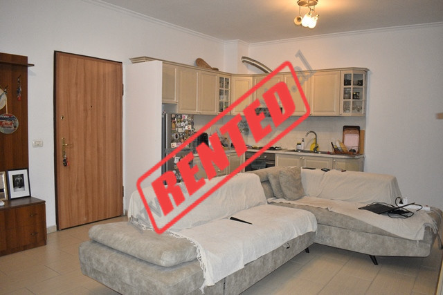 Apartament 2+1 me qira ne rrugen Hoxha Tahsim shume prane Pazarit te Ri ne Tirane.
Pozicionohet ne 